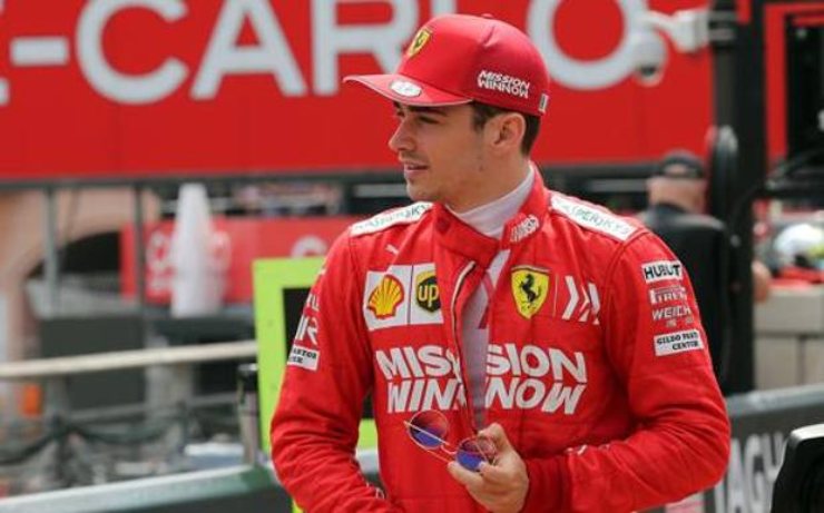 Leclerc cerca di sorridere