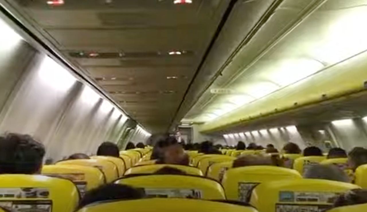 L'interno di un aereo - Youtube - Ilromanista.it