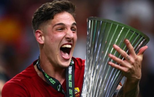 Nicolò Zaniolo festeggia la vittoria della Conference League - Facebook - Ilromanista.it