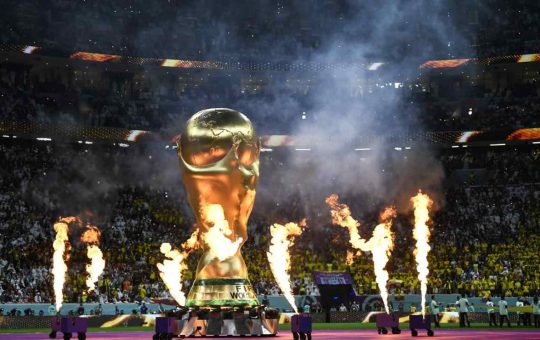 Una riproduzione della Coppa del Mondo durante la cerimonia di apertura - Lapresse - Ilromanista.it