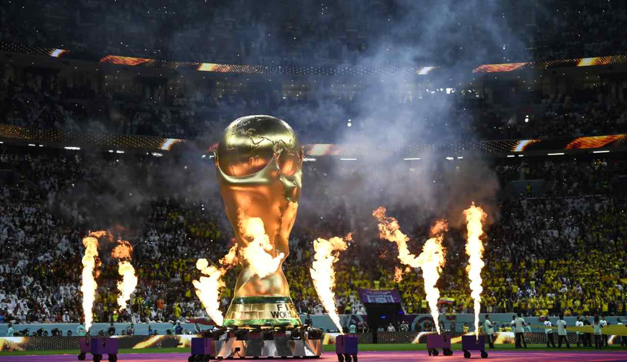 Una riproduzione della Coppa del Mondo durante la cerimonia di apertura - Lapresse - Ilromanista.it