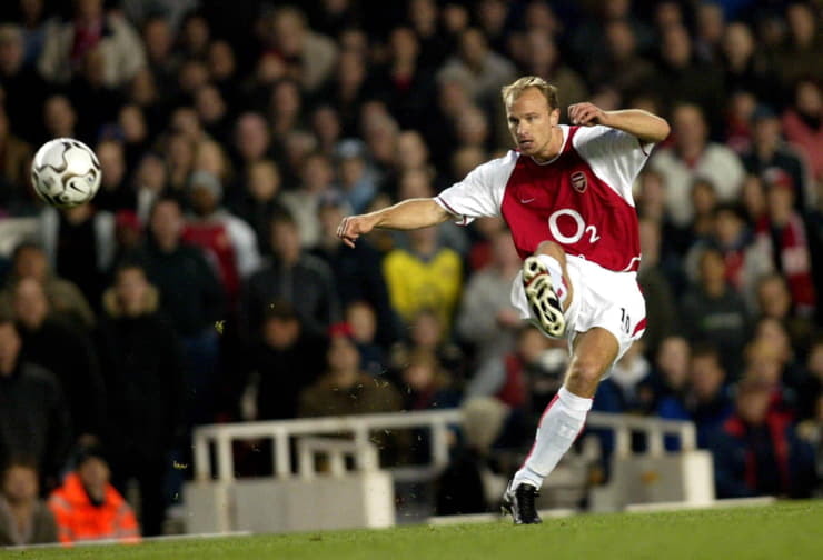 Bergkamp in campo con la maglia dell'Arsenal - Foto Lapresse - Ilromanista.it