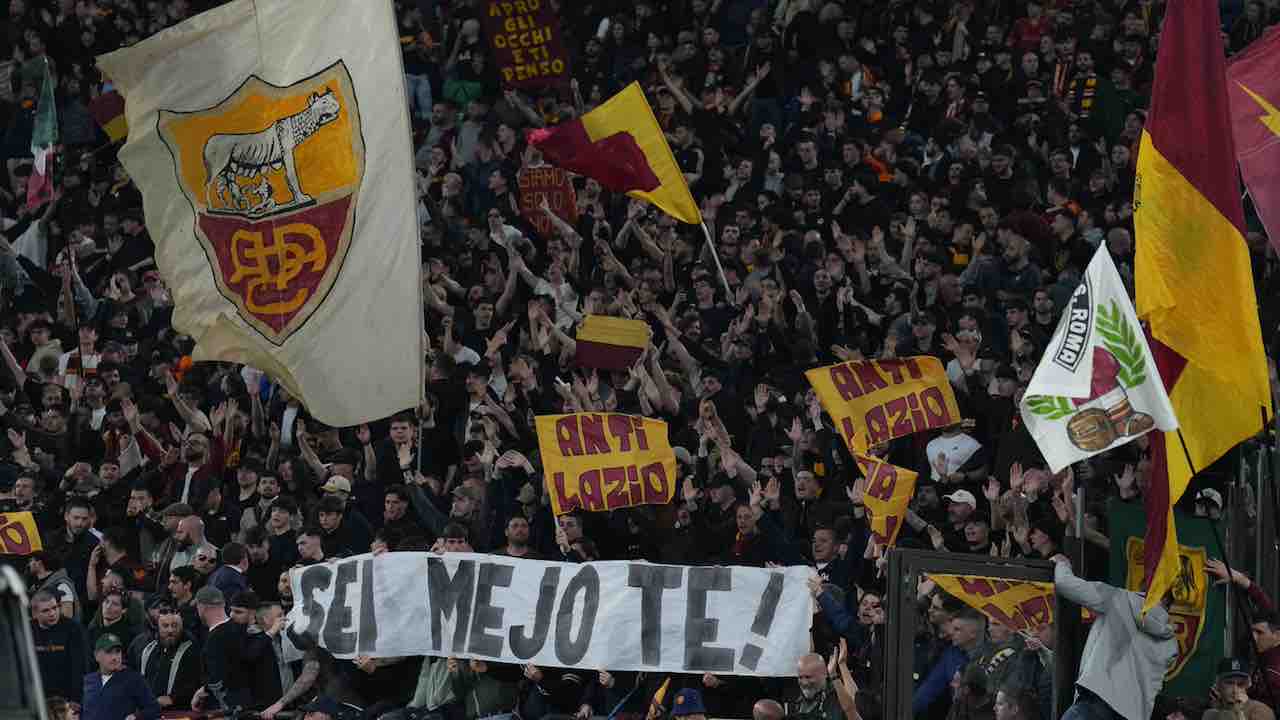 I romanisti non abbandonano la Roma: 32mila i rinnovi di abbonamento | Superato il dato della scorsa stagione