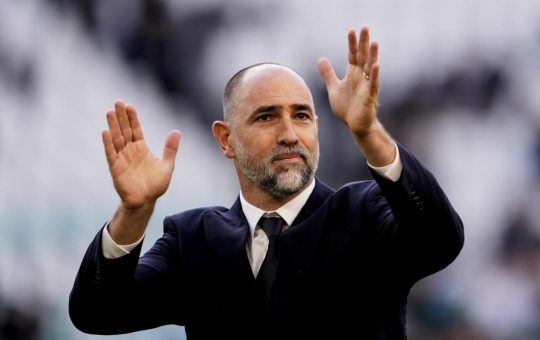 Igor Tudor saluta i tifosi - lapresse - ilromanista.it