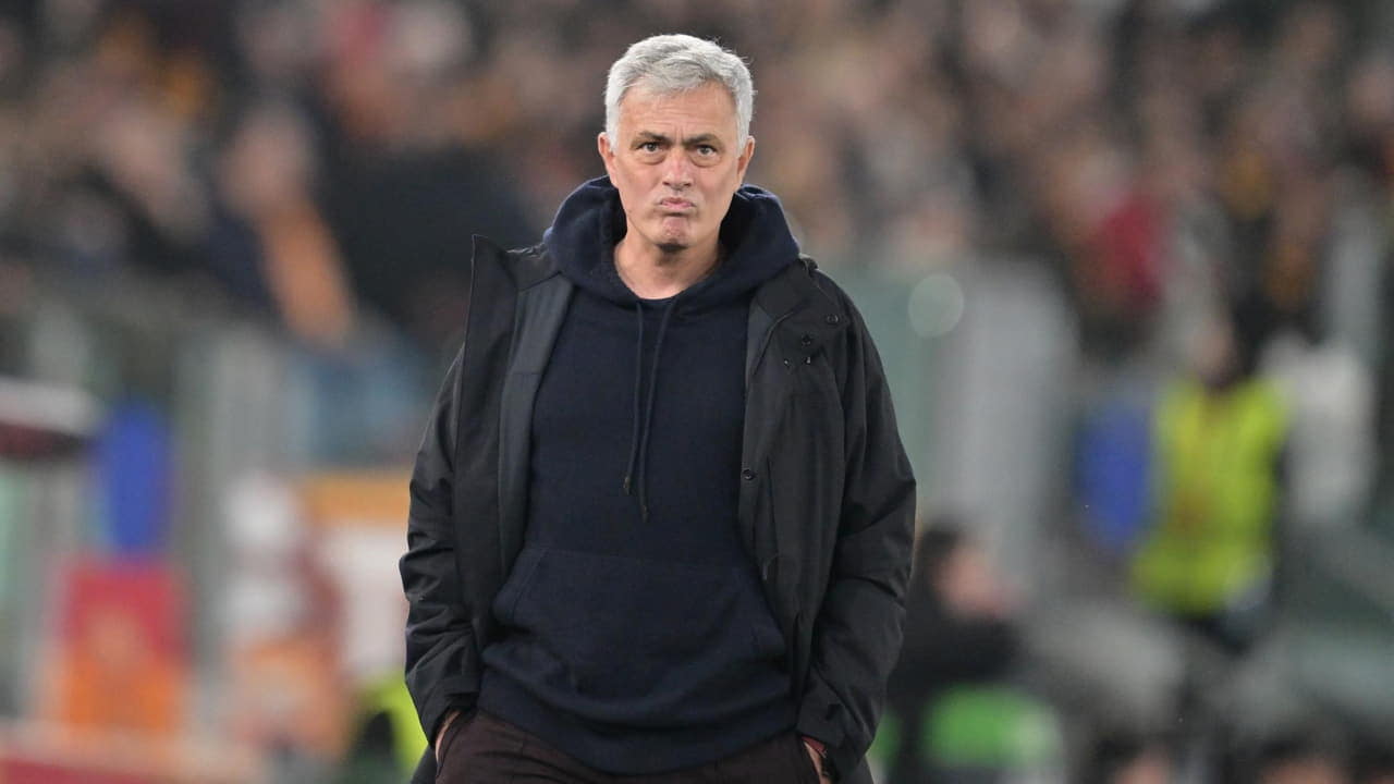 Josè Mourinho a bordo campo - Foto Lapresse - Ilromanista.it