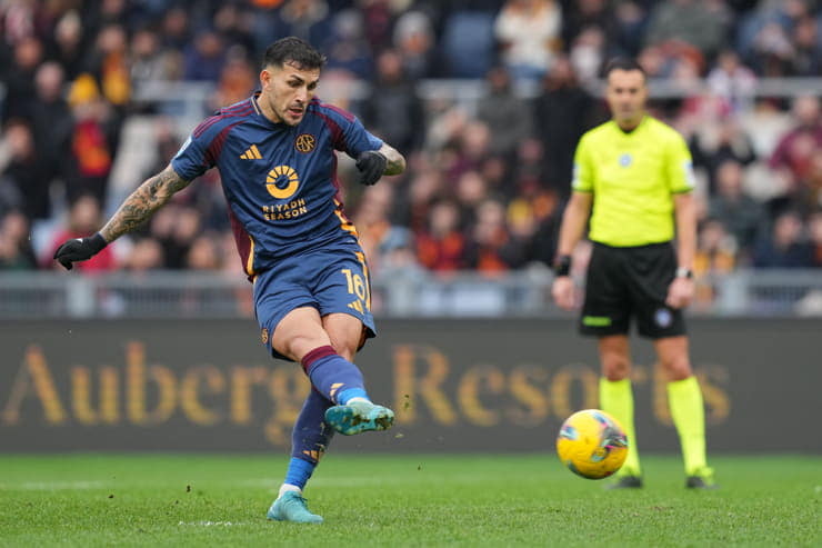 Leandro Paredes in campo con la maglia della Roma - Foto Lapresse - Ilromanista.it