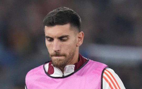 Gli cede la fascia da capitano