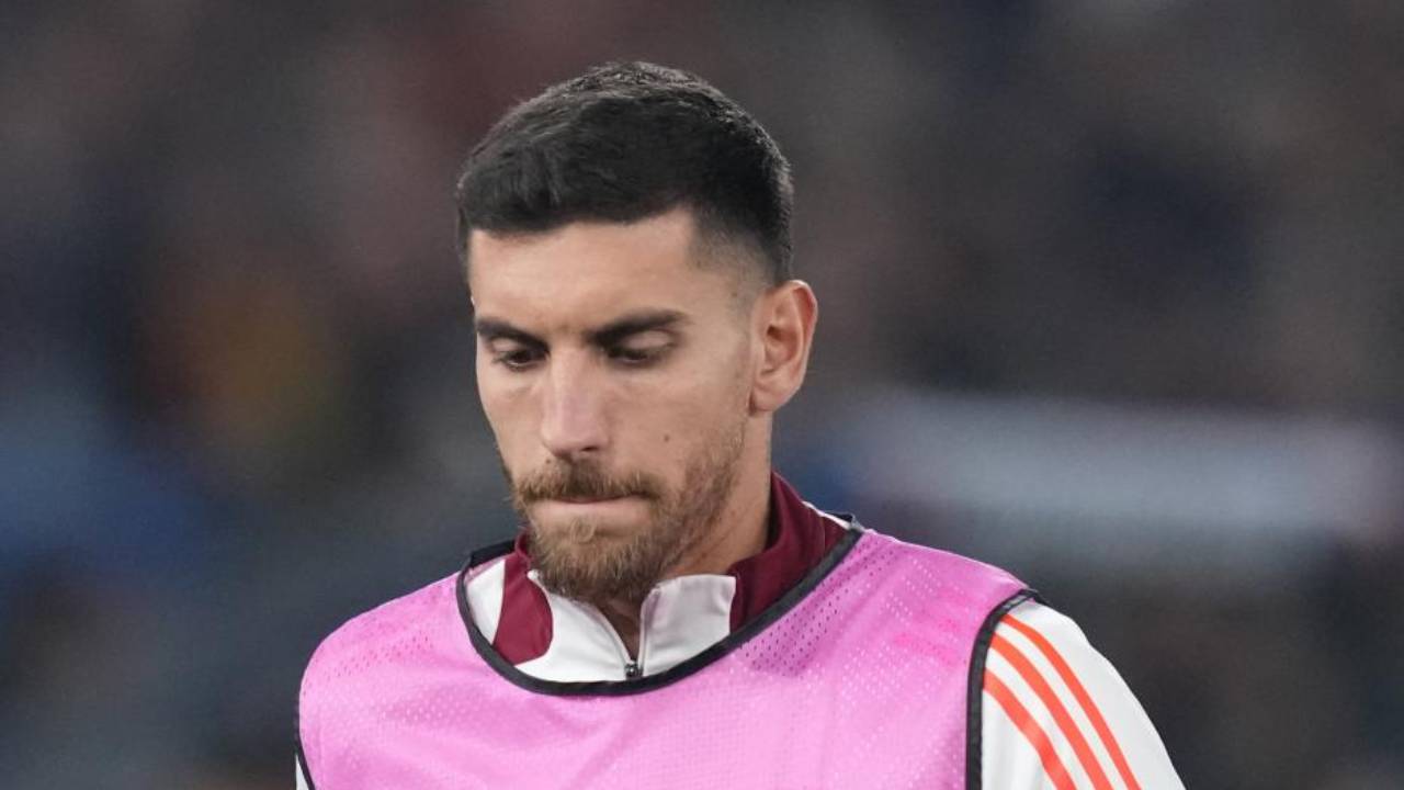 Gli cede la fascia da capitano
