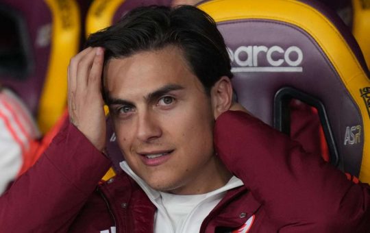Paulo Dybala osserva i suoi compagni dalla panchina - Lapresse - Ilromanista.it