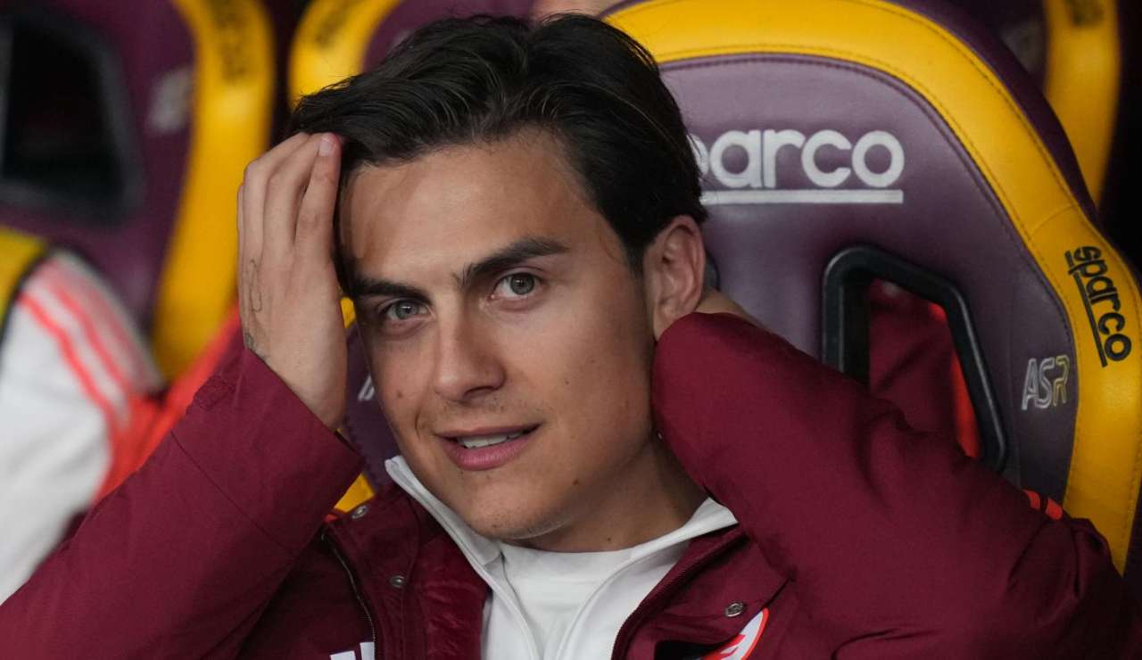 Paulo Dybala osserva i suoi compagni dalla panchina - Lapresse - Ilromanista.it
