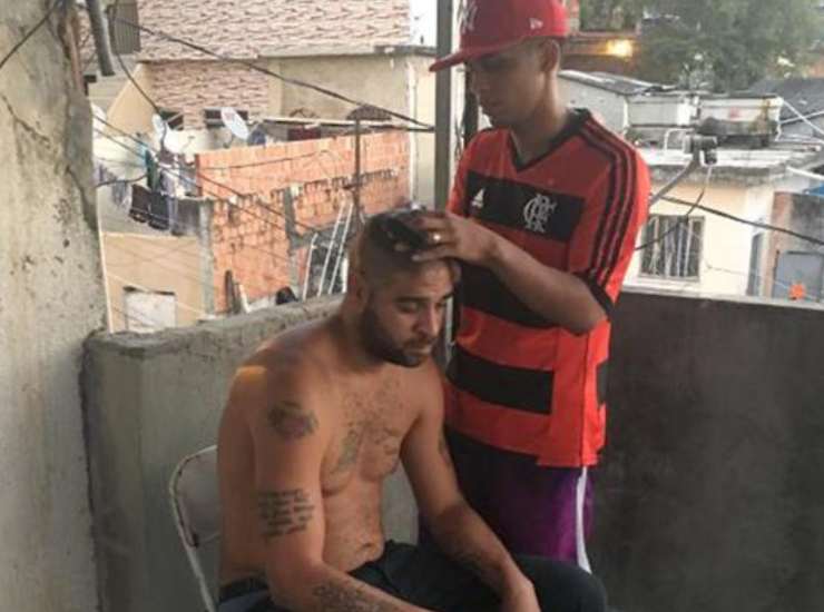 Adriano nella sua favela - Infobae America profilo X - Ilromanista.it