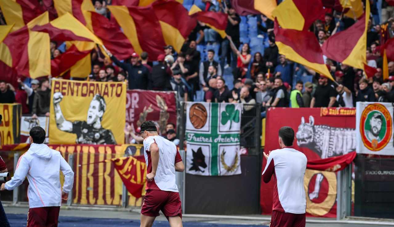 I tifosi della Roma sostengono i calciatori nel riscaldamento - Facebook - Ilromanista.it