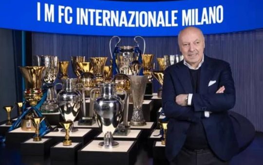 Il presidente Marotta nella sala dei trofei - Facebook - Ilromanista.it