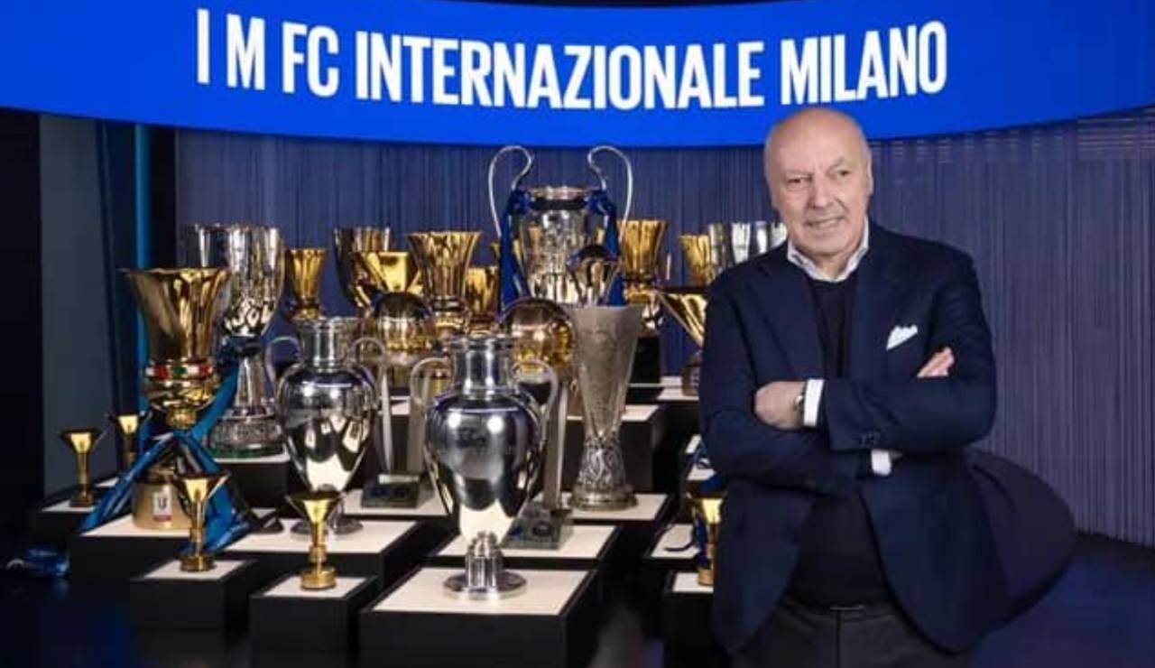 Il presidente Marotta nella sala dei trofei - Facebook - Ilromanista.it