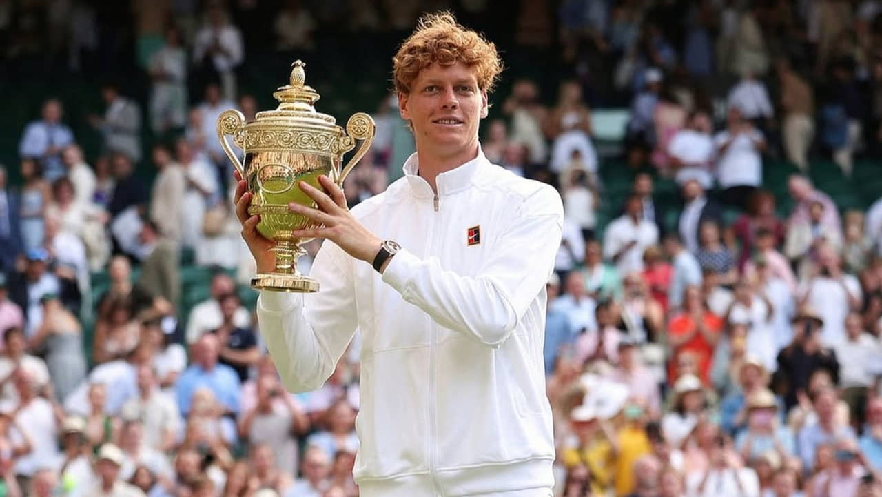 Jannik Sinner e la coppa di Wimbledon - Foto dal suo profilo Instagram - Ilromanista.it