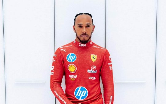 Lewis Hamilton in posa con la divisa Ferrari - Facebook - Ilromanista.it