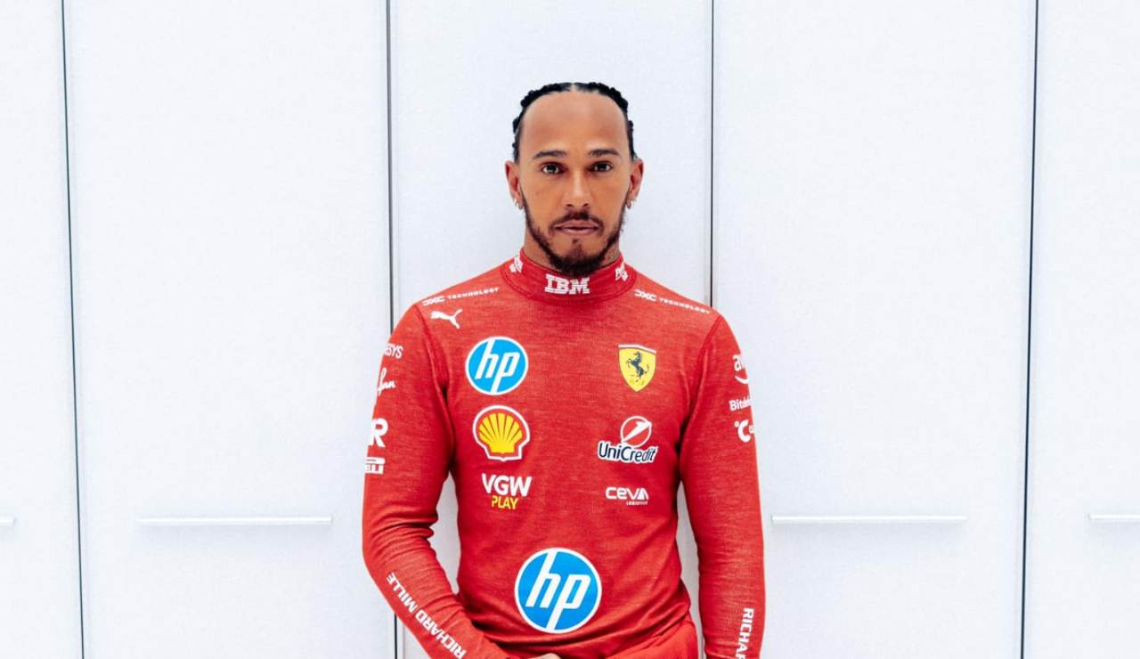 Lewis Hamilton in posa con la divisa Ferrari - Facebook - Ilromanista.it