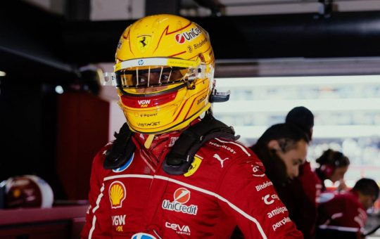 Lewis Hamilton nel box Ferrari - Facebook - Ilromanista.it