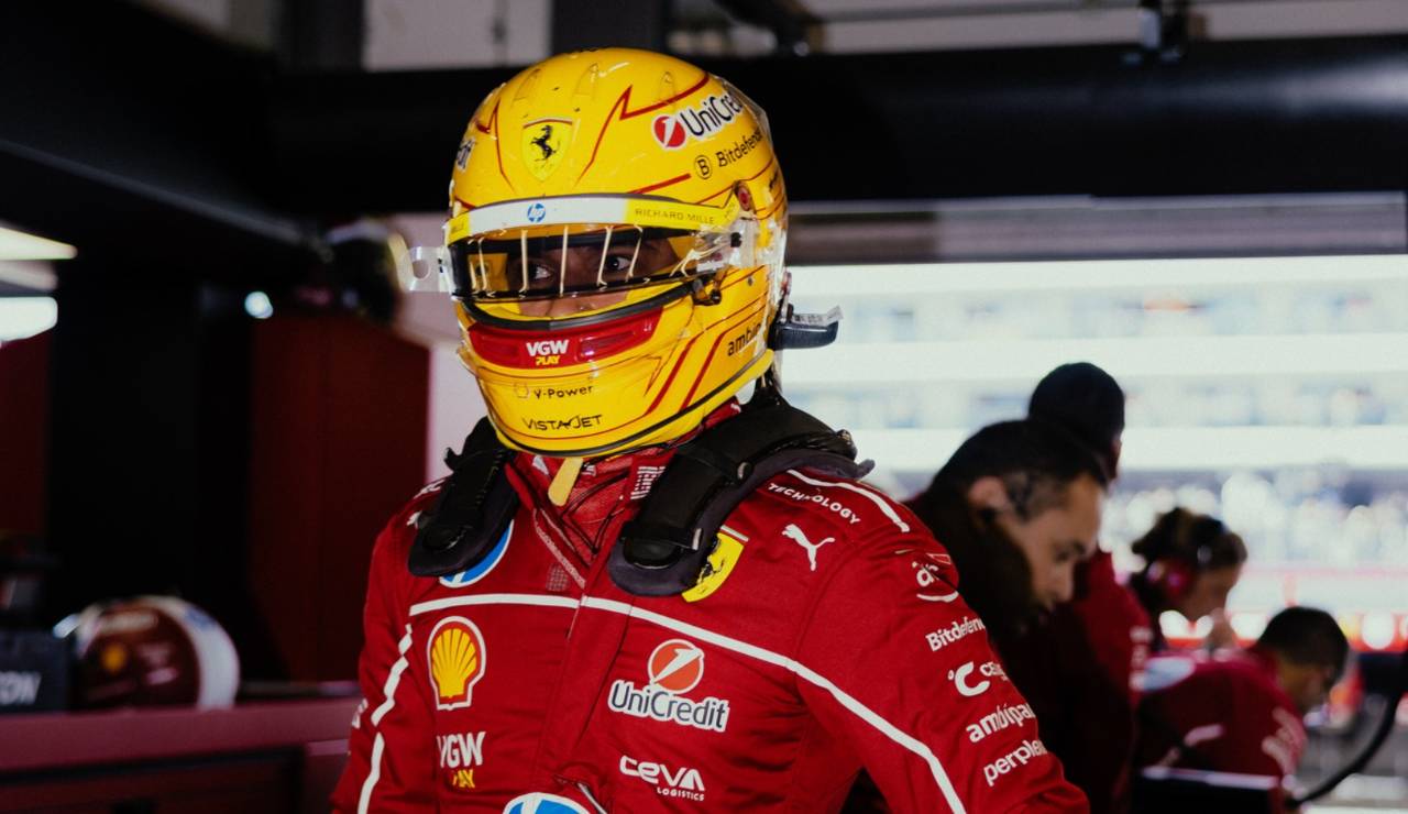Lewis Hamilton nel box Ferrari - Facebook - Ilromanista.it