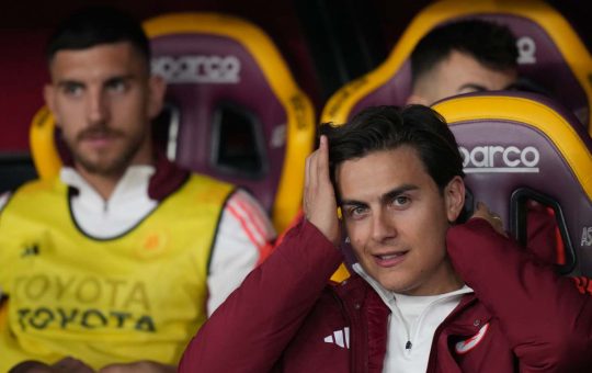Paulo Dybala e Lorenzo Pellegrini in panchina - Lapresse - Ilromanista.it