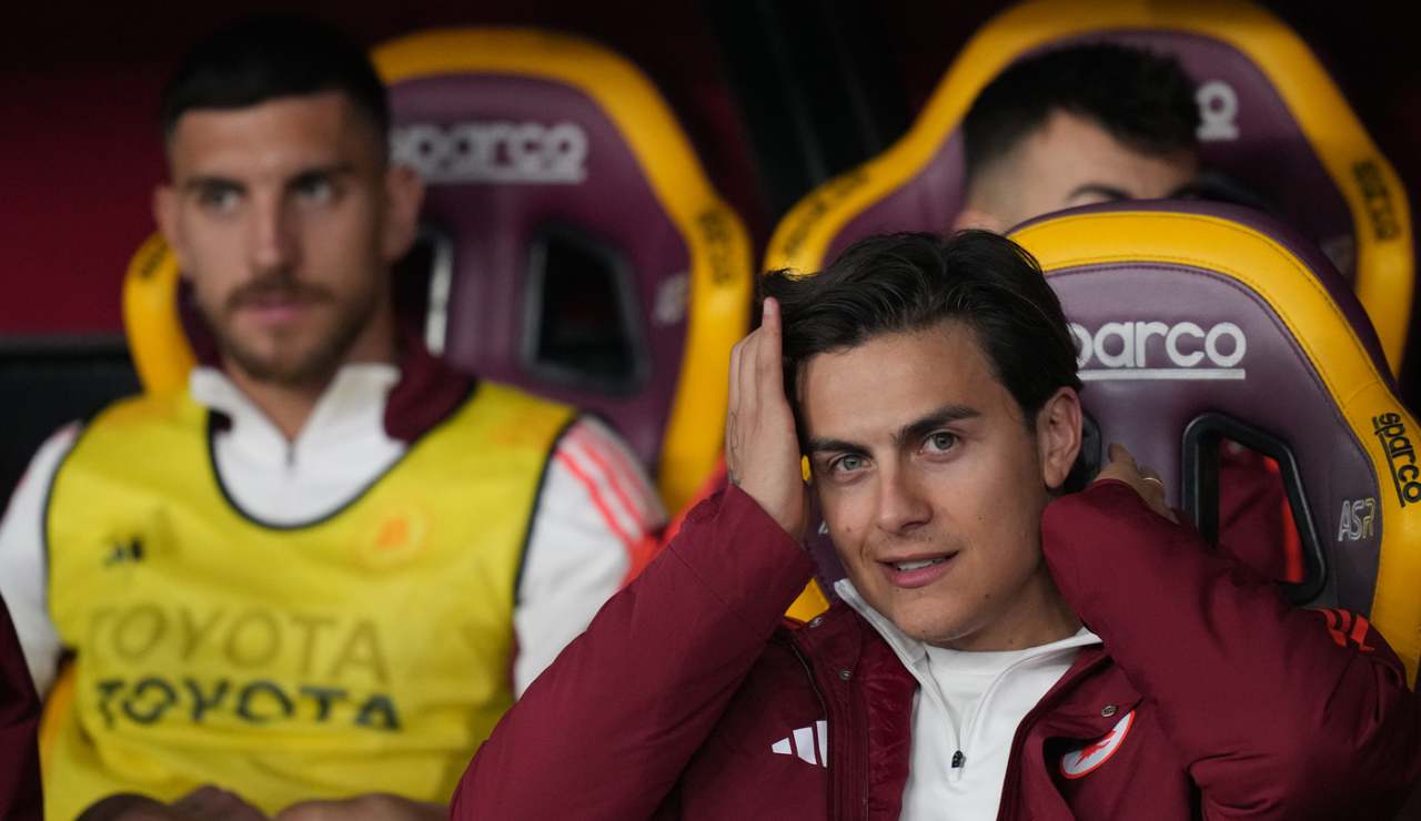 Paulo Dybala e Lorenzo Pellegrini in panchina - Lapresse - Ilromanista.it