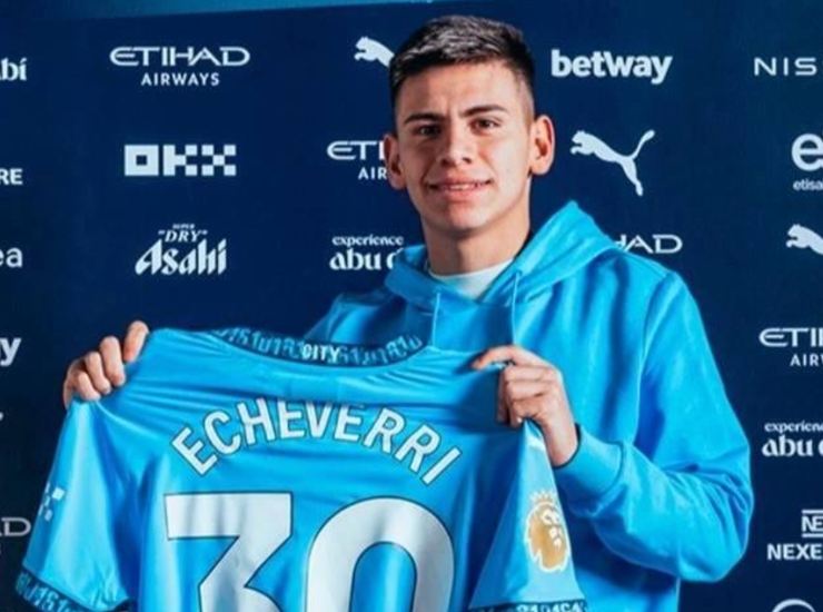 Claudio Echeverri posa con la sua nuova maglia - Facebook - Ilromanista.it