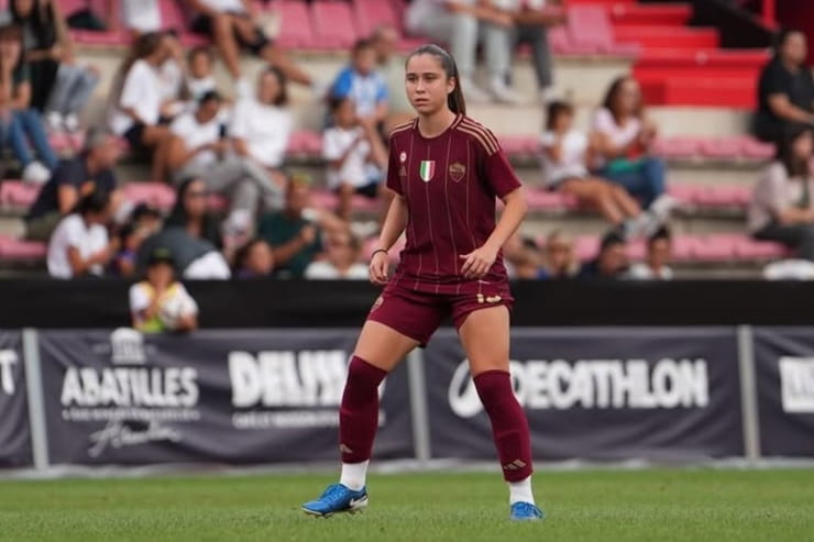Giulia Dragoni in campo con la maglia della Roma - Foto dal suo profilo Instagram - Ilromanista.it