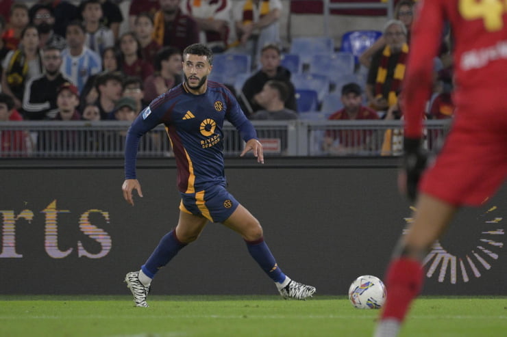 Mario Hermoso in campo con la maglia della Roma - Foto Lapresse - Ilromanista.it