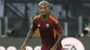 Wesley con la maglia della Roma - Foto Lapresse - Ilromanista.it