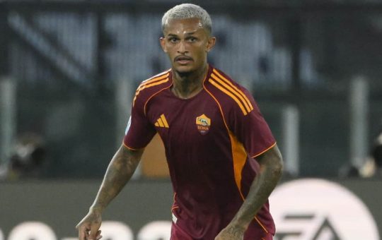 Wesley con la maglia della Roma - Foto Lapresse - Ilromanista.it