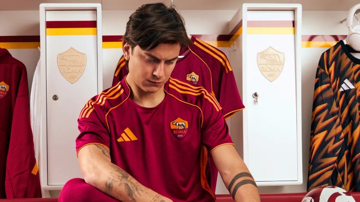 La maglia della Roma senza sponsor