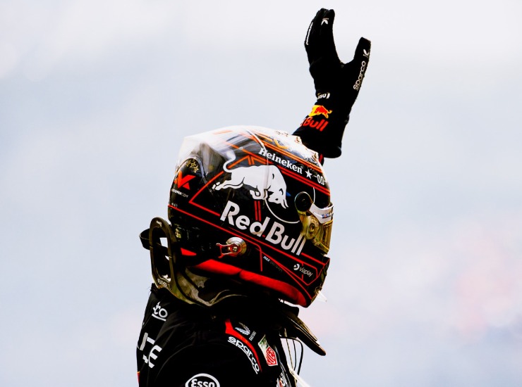Max Verstappen saluta la folla - Facebook - Ilromanista.it